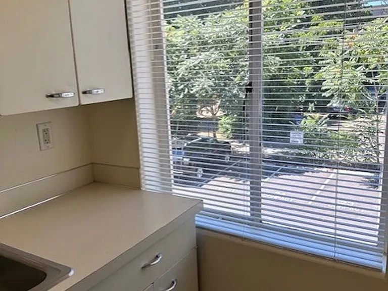 Eugene Manor Apartments — Photo 12