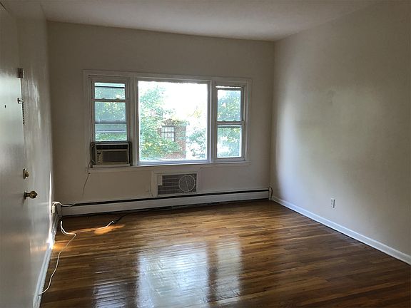 3rd image of 15 Smith St APT B1