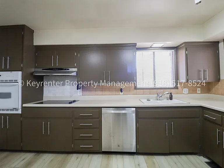 953 E 37th St S — Photo 19
