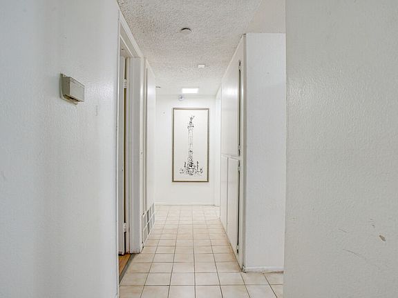 4th image of 302 E Chestnut Ave #215