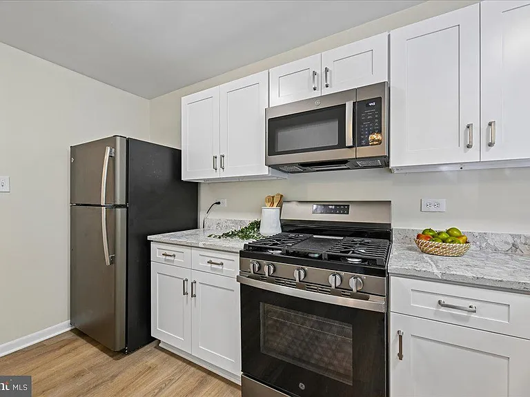 10648 Montrose Ave #M-103 — Photo 12
