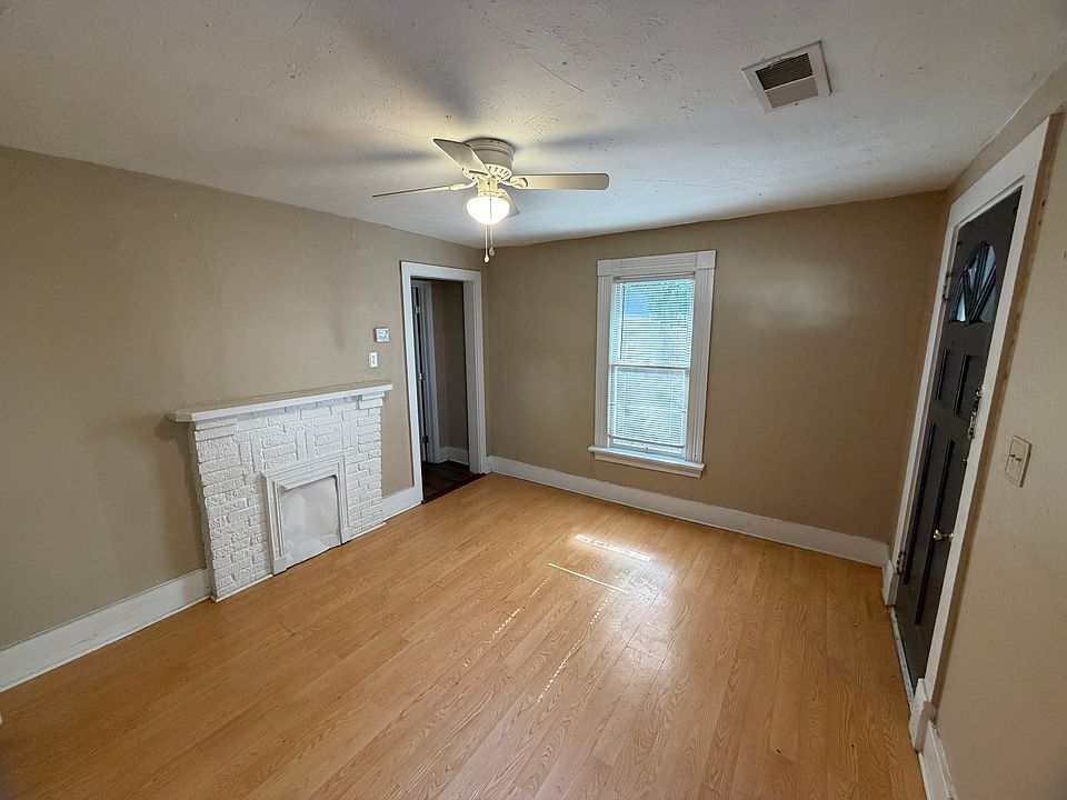 Entry/Living Room