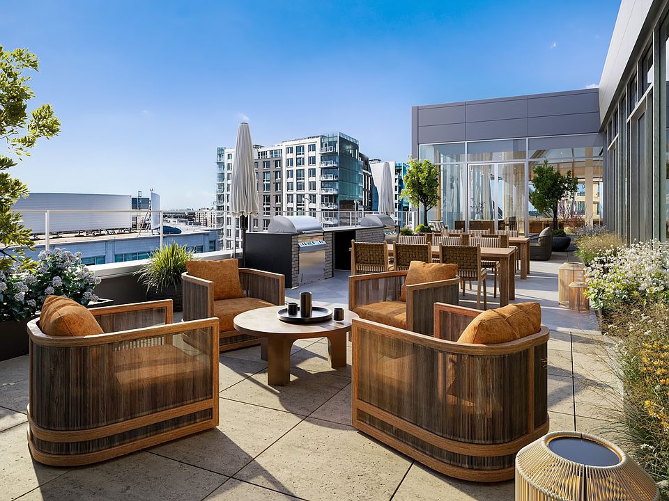Outdoor Rooftop Terrace w/ Gas Grills