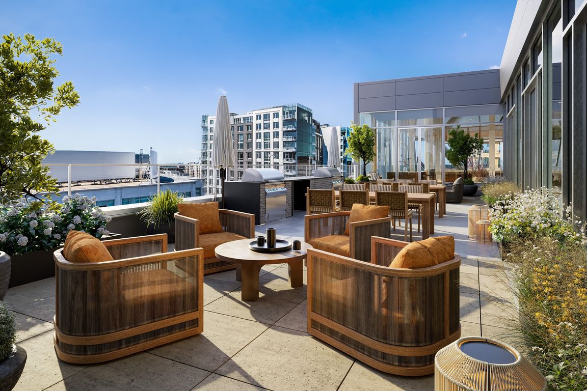 Outdoor Rooftop Terrace w/ Gas Grills