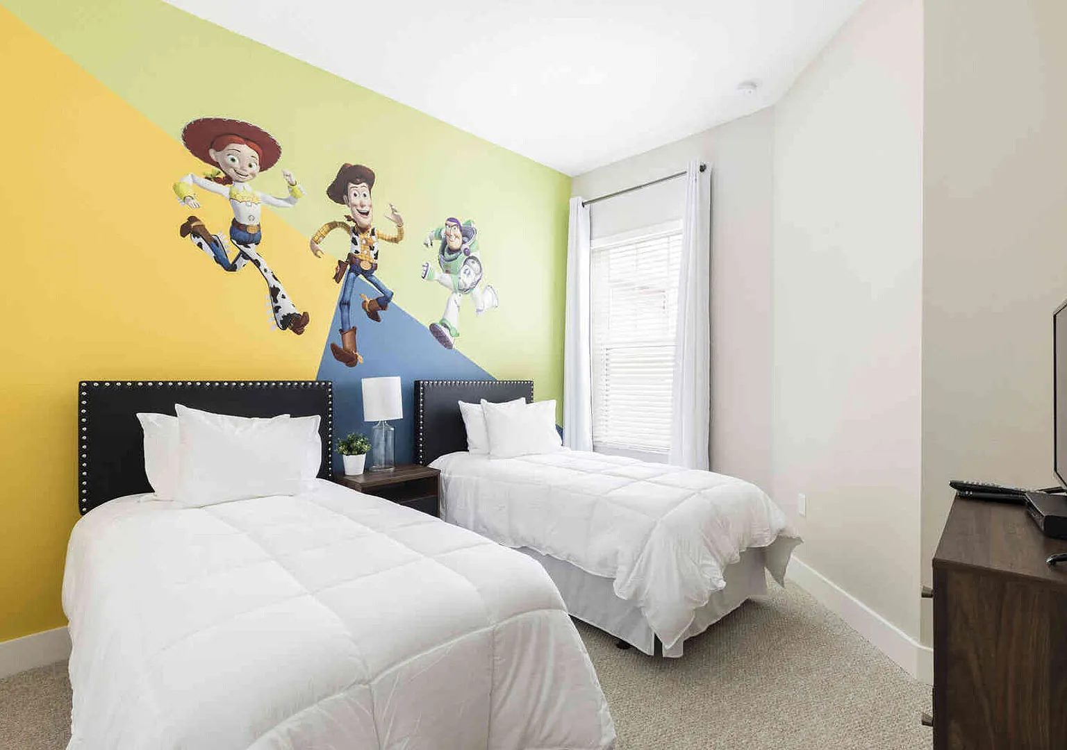 Stylish 4Bed Townhome at Summerville Near Disney — Photo 3