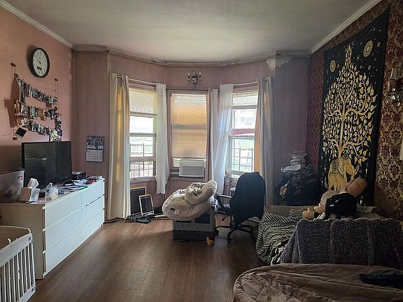 3rd image of 696 Avenue