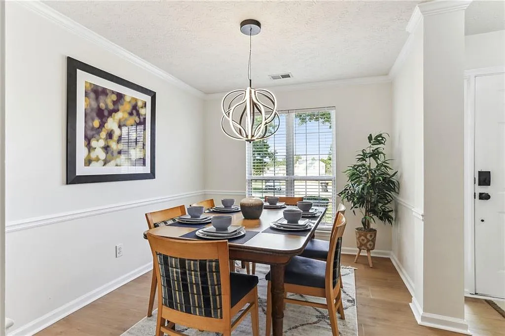 3 bed, 2.0 bath, 1530 sqft, $5,800 — Photo 4
