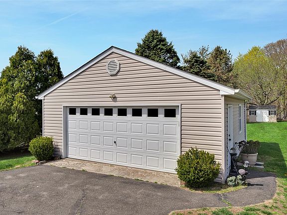 3rd image of 22 Donna Drive