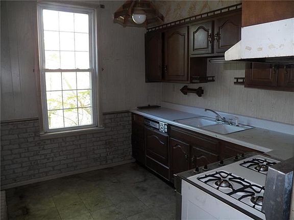 5th image of 327 3rd St