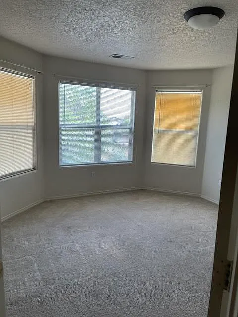 4 bed, 2.5 bath, 2831 sqft, $2,400 — Photo 2