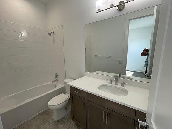 5th image of 3048 Bellflower Cir