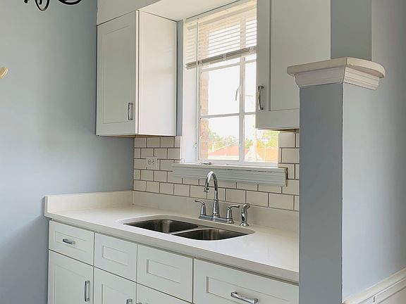 2nd image of 6650-6648 W Devon Ave