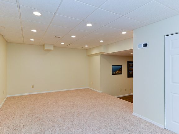 3rd image of 5 Pine Brook Dr