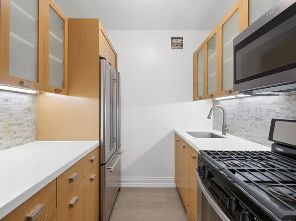 212 East 47th Street image 4 of 6