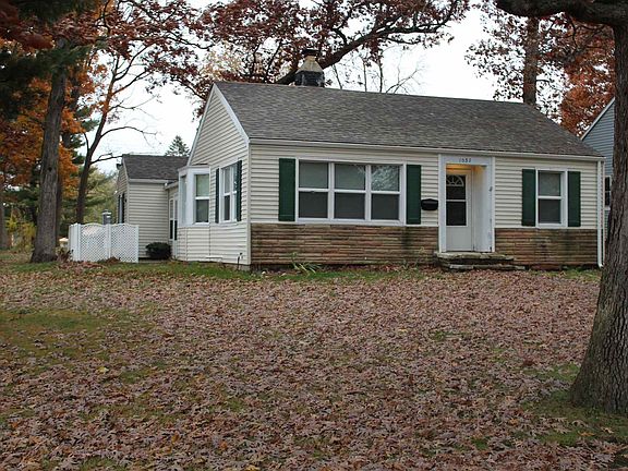 2nd image of 1037 Garden Ln