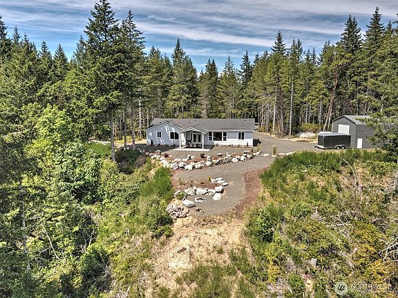 3rd image of 361 NE Southridge Drive