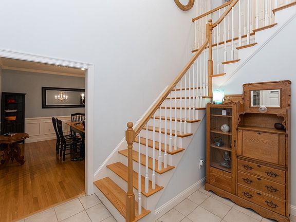 5th image of 142 Mylod St