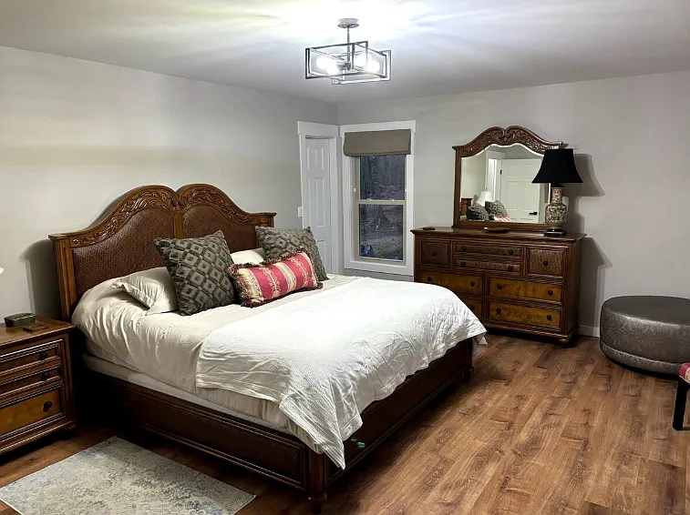 Primary Bedroom (king)