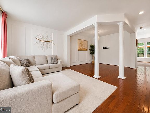 5th image of 8570 Wyngate Manor Ct