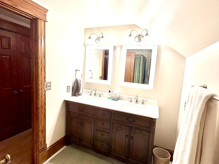 En-suite bath above the garage
