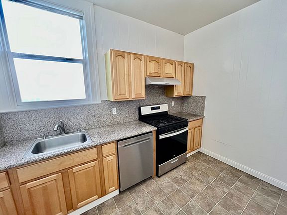 4th image of 425 Walnut St APT 4