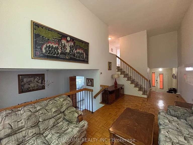 29 Snowshoe Cres — Photo 5