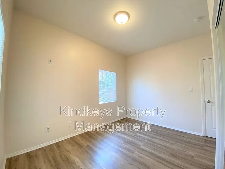 4674 Iowa St — Photo 8