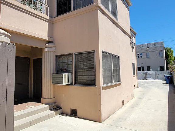 3rd image of 624 N Sycamore Ave #1/2