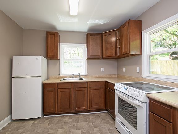 4th image of 979 W Elmwood Dr