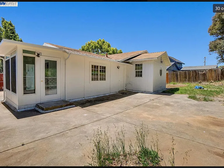 1146 Lewis Ave — Photo 27