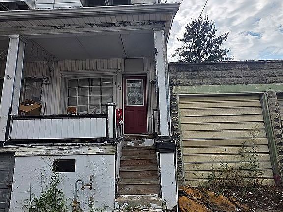 2nd image of 134 S Pearl St
