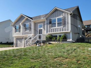8902 NE 117th St, Kansas City, MO 64157