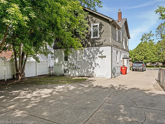 3rd image of 22911 Hayes Ave