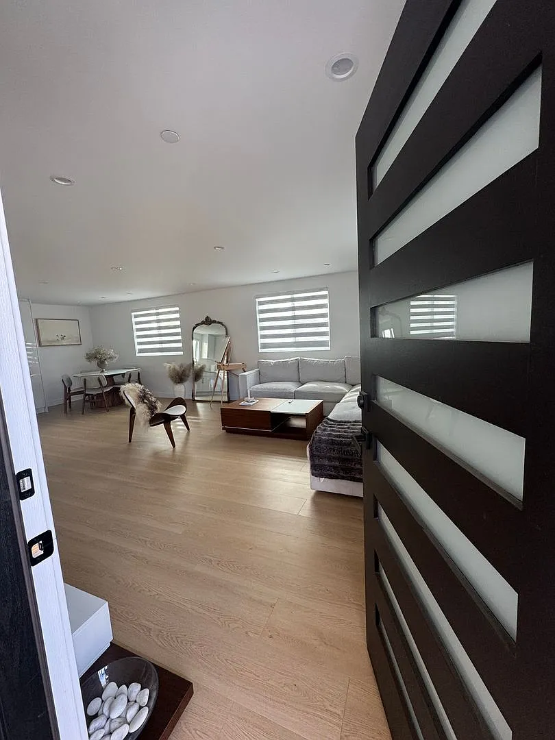 Spacious 1000 Sq. Ft. Single-Floor Back ADU in a 2-Story Duplex Burbank — Photo 2