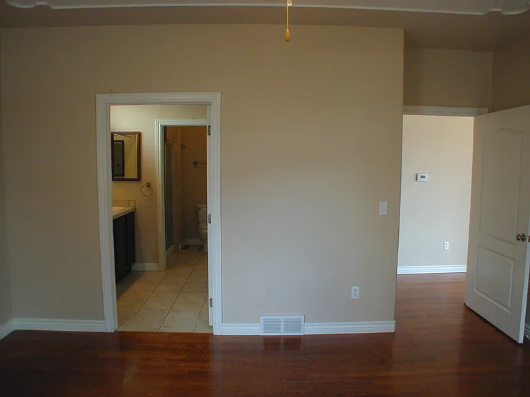 400 Sterling Dr — Photo 4