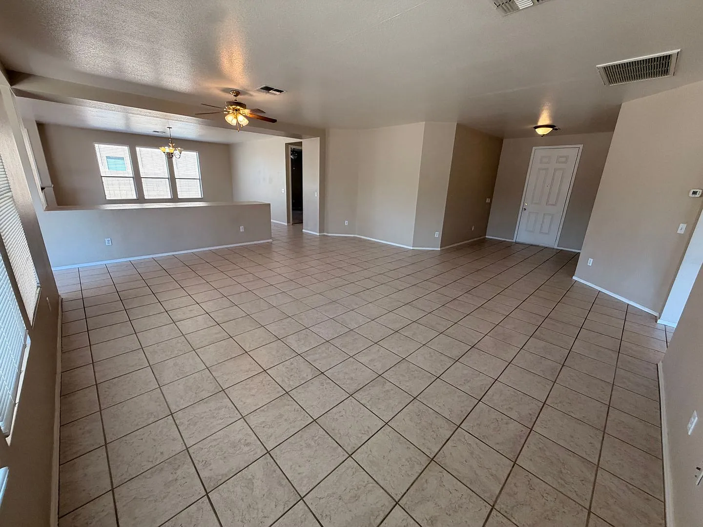 Spacious 3 Bedroom Single Story Peoria With A 3 Car Garage — Photo 4
