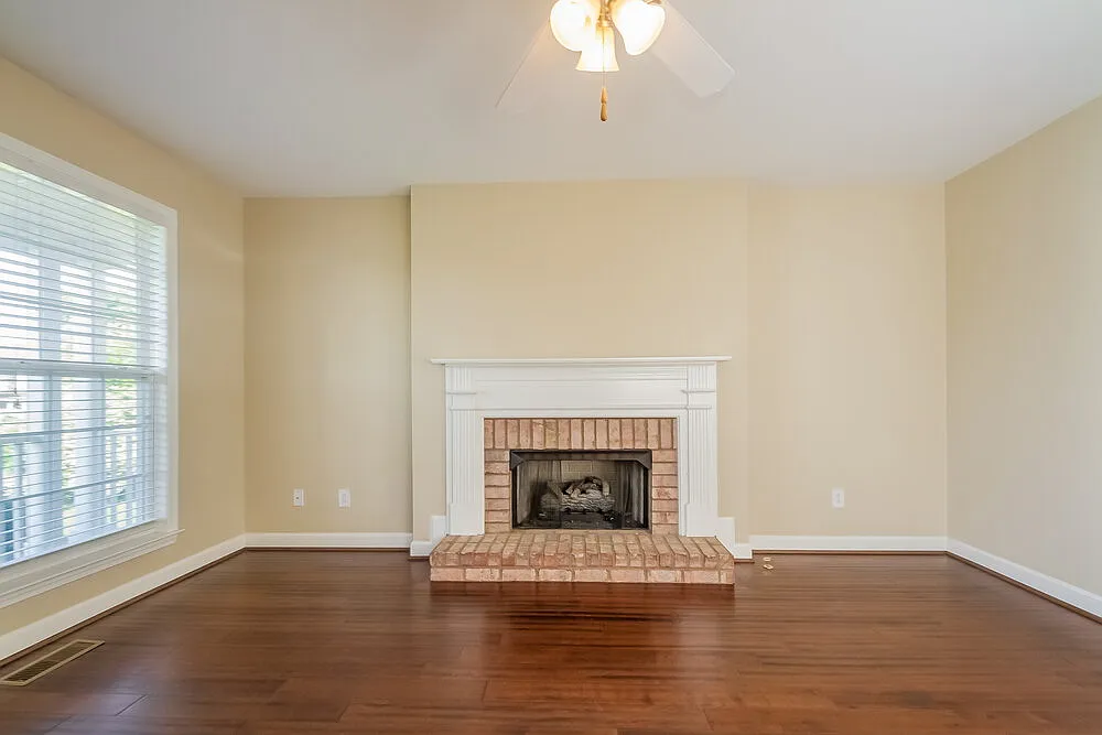 3 bed, 2.0 bath, 1865 sqft, $2,210 — Photo 4