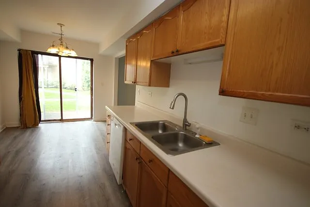 2 bed, 1.5 bath, 1102 sqft, $1,650 — Photo 3