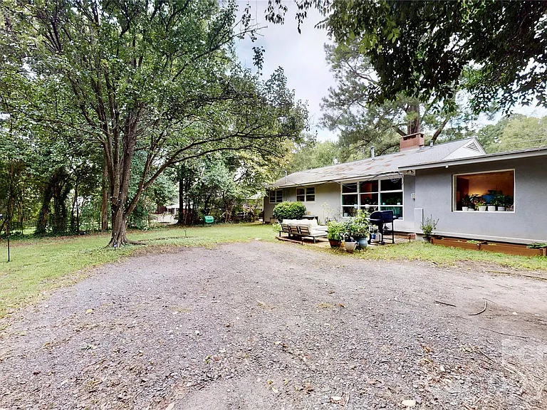 1136 E Woodlawn Rd — Photo 24