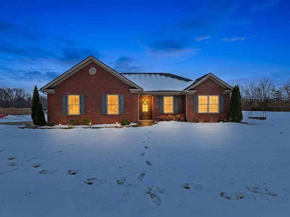 1st image of 390 Cardinal Dr