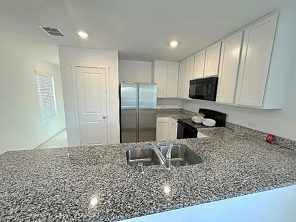 3 bed, 2.5 bath, 1376 sqft, $1,900 — Photo 3