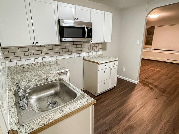 3rd image of 539 Glenview St Floor 1