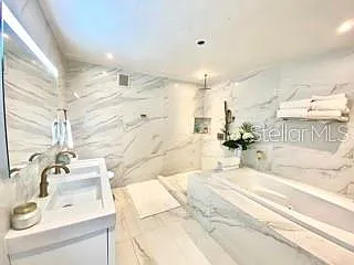 0 Alhambra — Photo 17