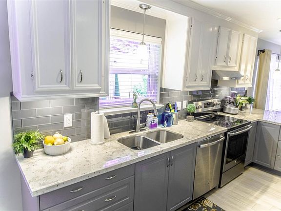How much do you want to bet nobody will really complain about doing the dishes? Privileged garden view, sensor faucet, over-sized stainless steel cabinets, abundant natural light, to name a few perks for the lucky winner.