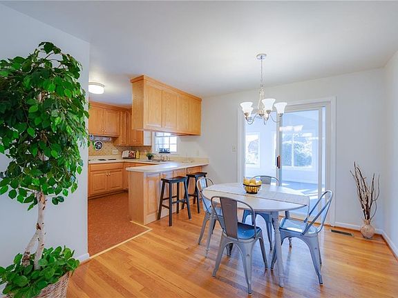 4th image of 15 Redbud Ln