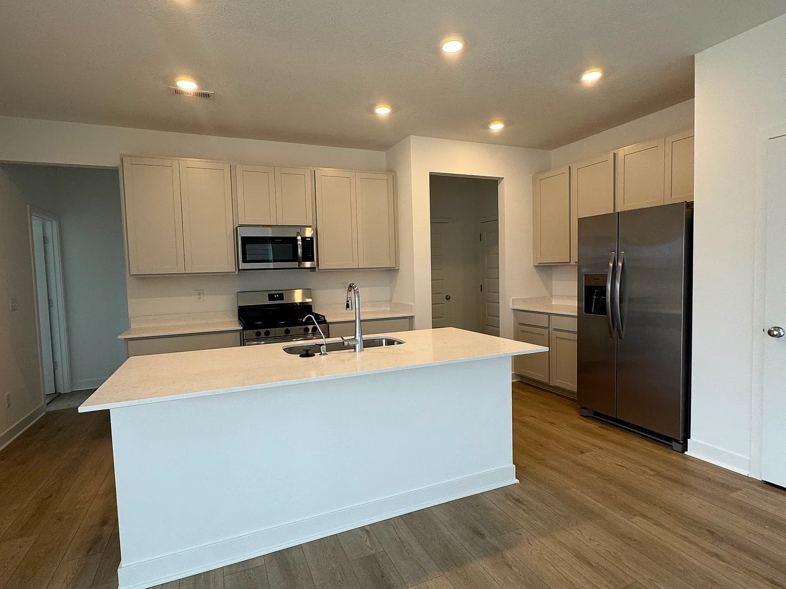 5 bed, 2460 sqft, $2,645 — Photo 4