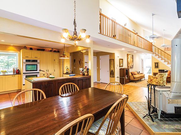 4th image of 16 Longwoods Ln