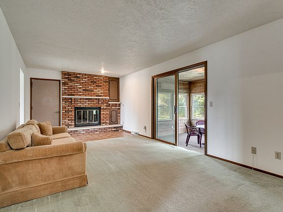 5th image of 1076 Memorial Ct