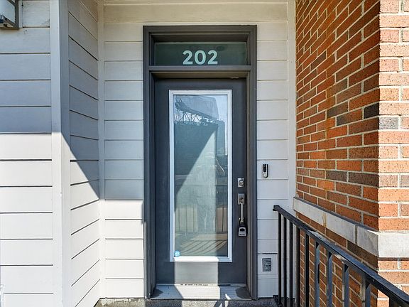3rd image of 727 N Illinois St #202
