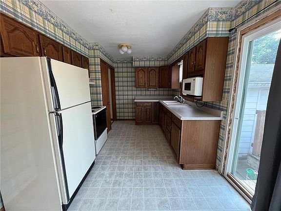 2nd image of 606 E Cronkhite St